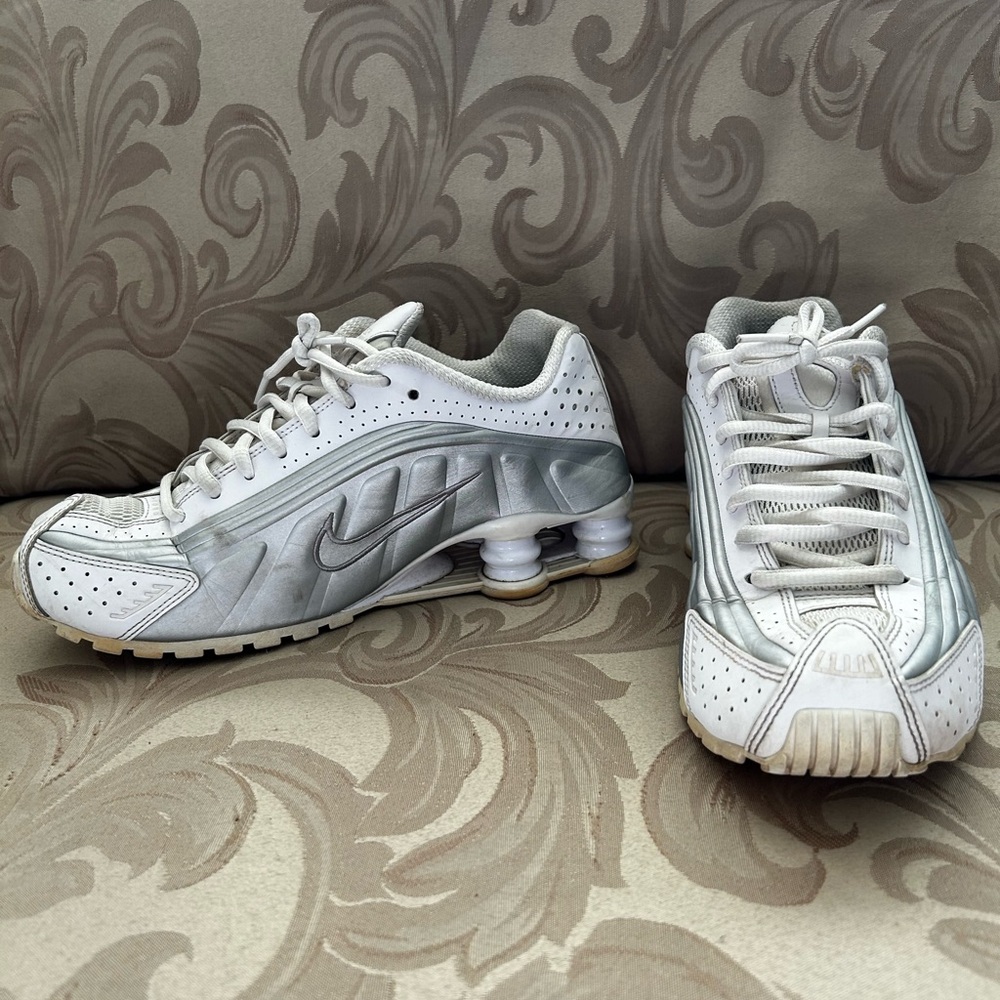 Nike Shox R4 Women’s 8 White Metallic Silver Athletic Sneakers Shoes Exercise